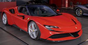 Der Ferrari SF90 wird eingestellt.